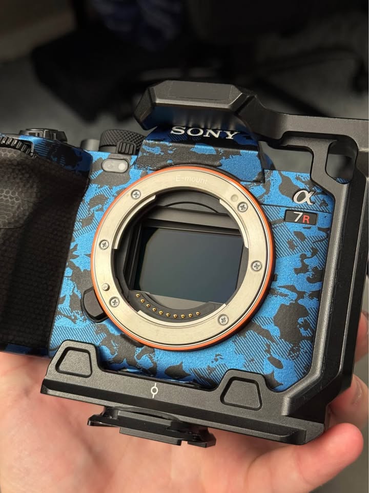 Sony a7R V mirrorless camera + 3 lenses and a bunch of accessories - Image 11