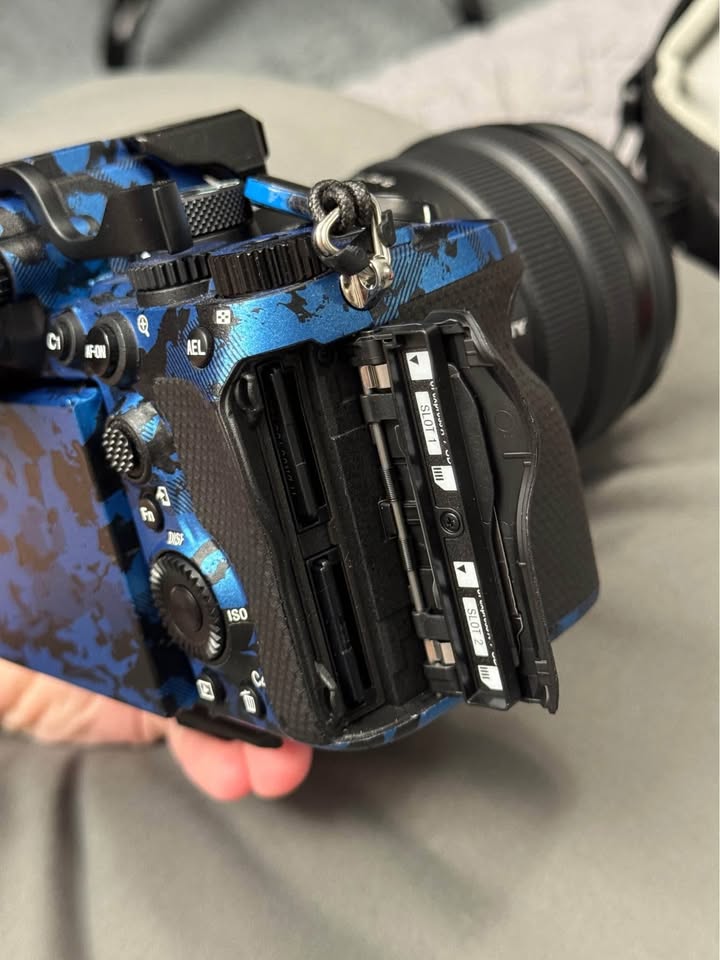 Sony a7R V mirrorless camera + 3 lenses and a bunch of accessories - Image 7